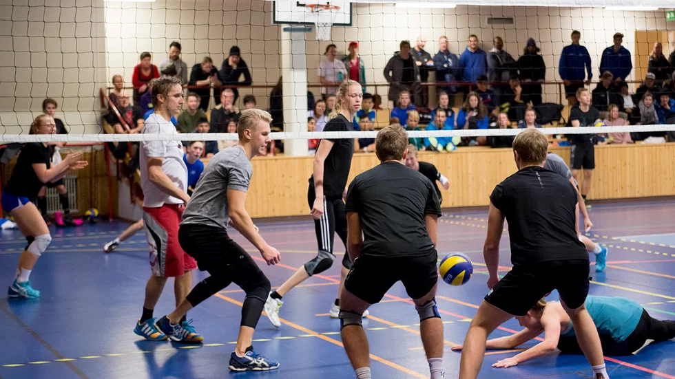 Bra boll. Norsjölaget Ursäkta vinner här en boll mot laget från Umeå, Rema1000. Foto: Ake Andersson.