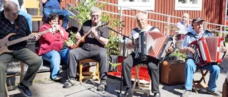 Mat och musik på grillfest i Bureå