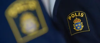 Försökte slita sig loss och sparka en polis