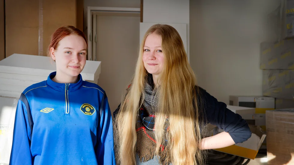 Elevråd. ”Allt kommer säkert att bli bra när allt blir klart”, säger Petra Larsson till höger i bild med Malin Hällsten. Foto: Ulrika B Andersson.