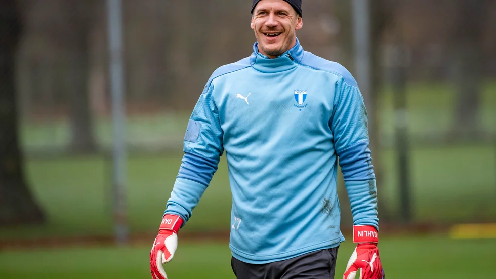 Malmö FF-målvakten Johan Dahlin gjorde comeback i somras efter sin axeloperation. Nu kan 35-åringen ta sitt femte SM-guld med MFF.