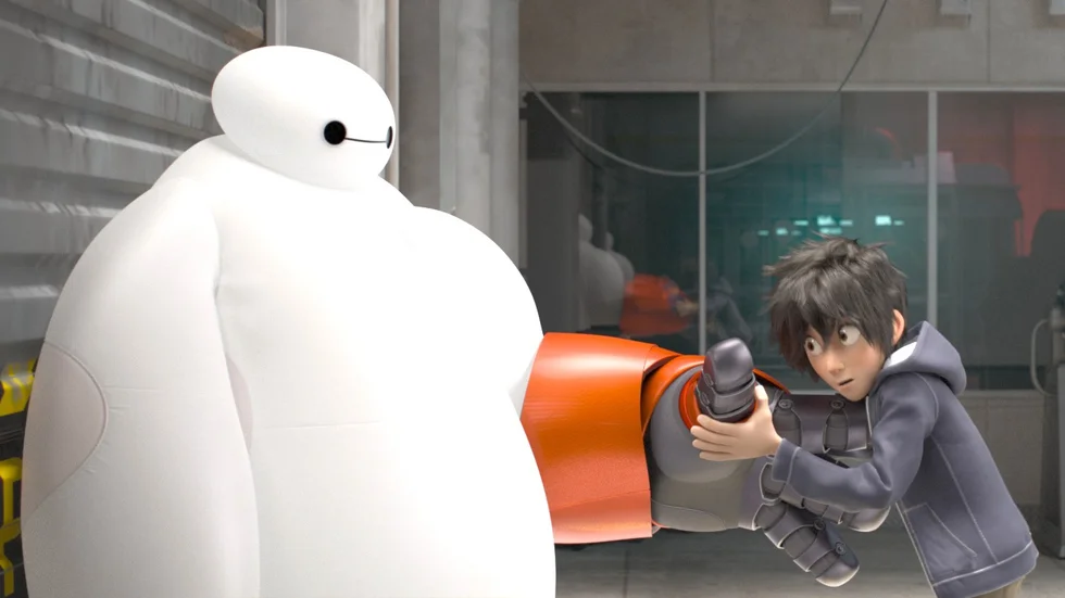 Bästa vänner. Hiro och Baymax finns med ”Big Hero 6”. Foto: Disney.