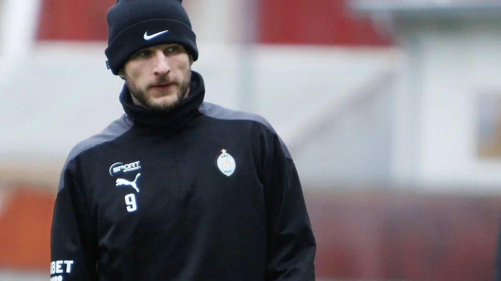AFC Eskilstunas anfallare Ashley Coffey missar hela försäsongen på grund av ryggproblem och nu är även premiären i Superettan i fara för hans del.