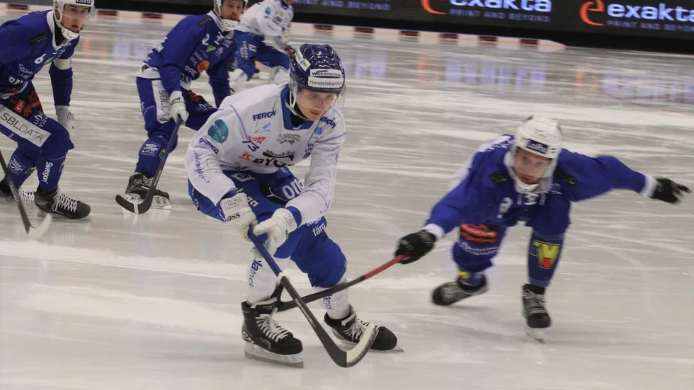IFK Motalas Aleksi Seppänen på väg framåt i första halvlek mot Villa-Lidköping.