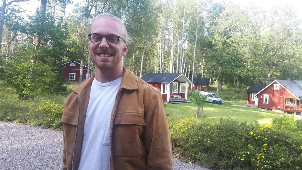 


Adam Störe bor tillfälligt i det röda huset till höger på bilden.  Han har 5, 6 i handicap i golf och tillbringar således gärna tid på golfbanan. "Golfens mix av att umgås med kompisar och ett starkt tävlingsmoment" är oslagbar tycker Adam. 





