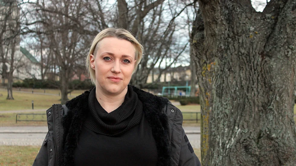 Rebecca Roxvret, gruppledare för vänsterpartiet, menar att arvodena borde sänkas - inte höjas.