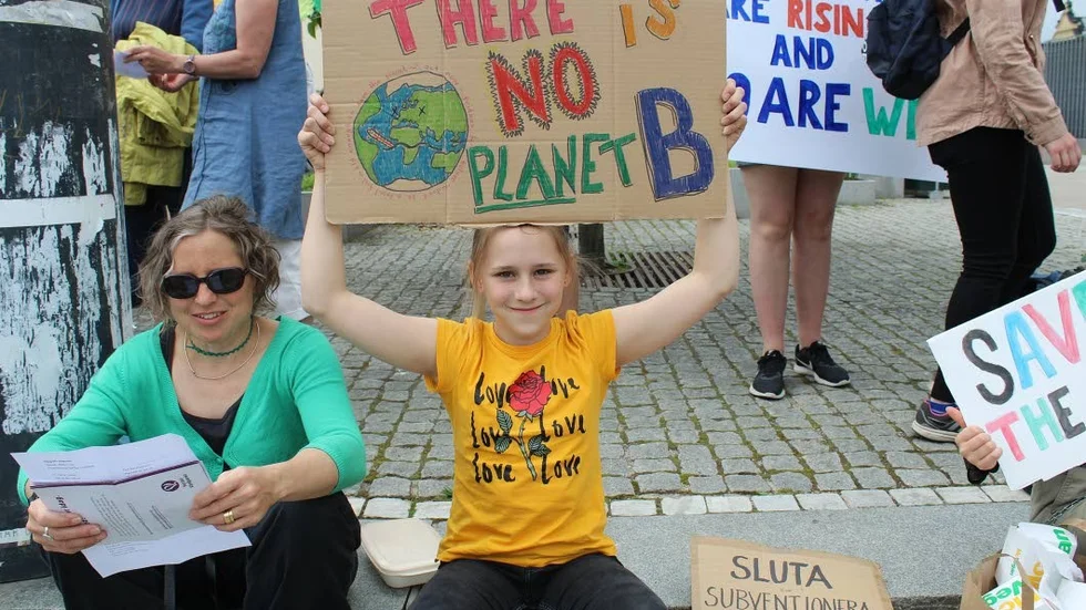 


Här har vi några klimatstrejkande ungdomar i Norrköping. De gör helt rätt anser dagens insändarskribent som också anser att Folkbladets Widar Andersson har fel. 



