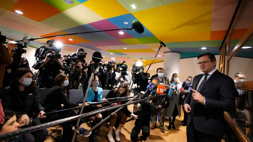 Ukrainas utrikesminister Dmytro Kuleba mötte journalister i Bryssel på måndagen.