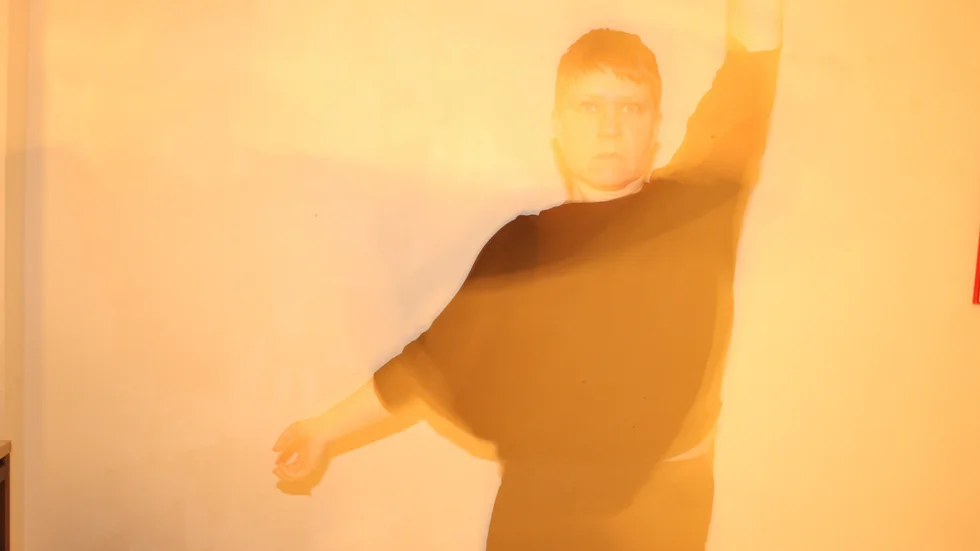Sara Edström släpper sin första EP "Midlife Crisis Pop Songs" på lördag. "Det behövs fler coola medelålders kvinnor på våra scener", säger hon.