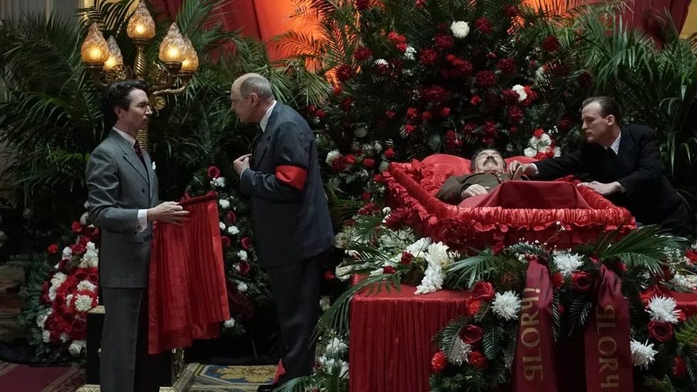 Maktkamp. Steve Buscemi spelar Nikita Chrusjtjov i satiren ”The death of Stalin”, som utspelar sig 1953 och skildrar maktkampen i Kreml när Josef Stalin insjuknar och dör.