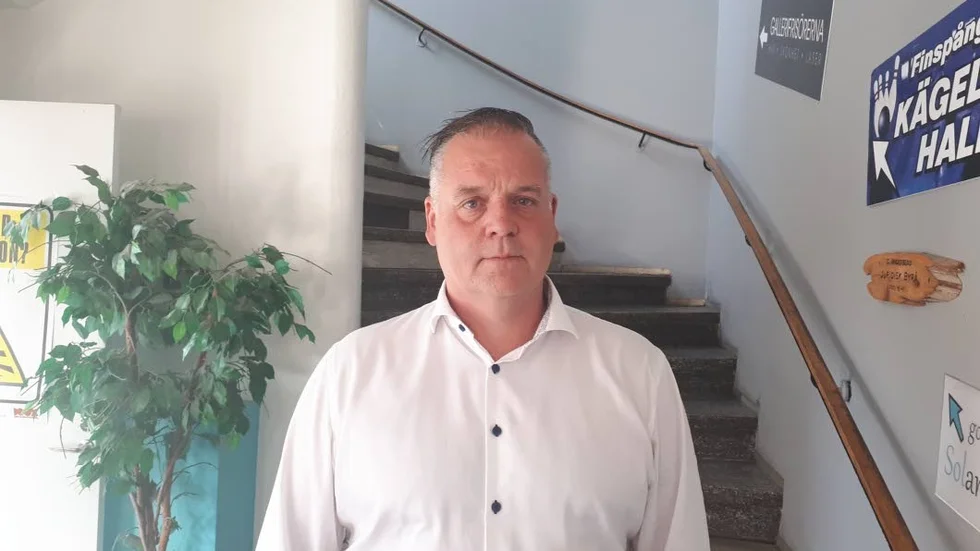 Torgny Maurer vid trappan som leder upp till partiets första gna lokal i Finspång.
