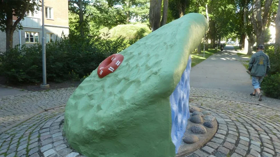Det här konstverket  står på en innergård på gamla lasarettsområdet, nyligen lagat och ommålat.