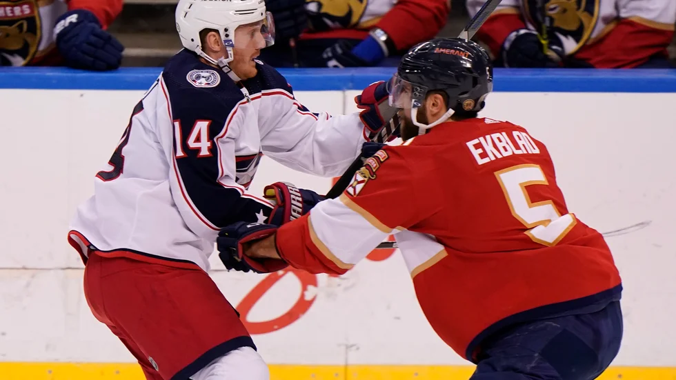 Columbus center Gustav Nyquist kämpar om pucken med Floridabacken Aaron Ekblad.