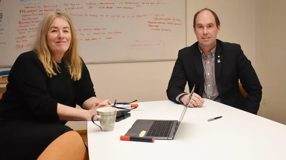 Projektledaren Stina Berglund är glad över att få förtroendet att etablera det nya centret. Rickard Carstedt är ordförande i Strukturfondspartnerskapet Övre Norrland som beviljade projektpengarna vid dess senaste möte.