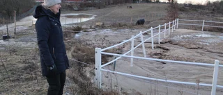 Slukhål mitt i nyanlagda ridbanan: "Vattenläcka spolade bort underlaget"