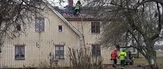 Brand i villa i Ödeshög – lågor bröt genom taket