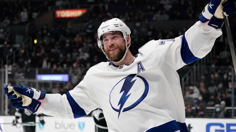 Victor Hedman firar sitt andra mål för dagen.