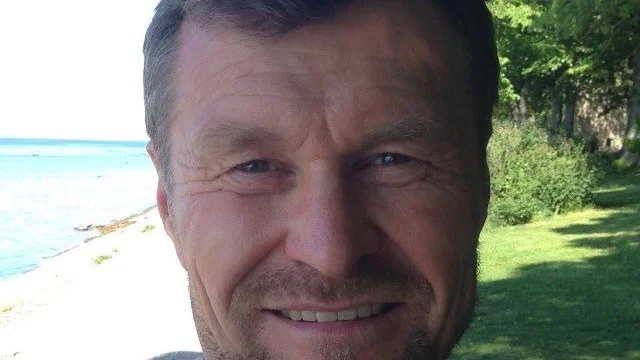 "Jag pratade med Andréa i lördagsmorse, nu ligger internet nere och det går inte att få kontakt. Visst är man lite orolig", säger pappa Peder Sunna.