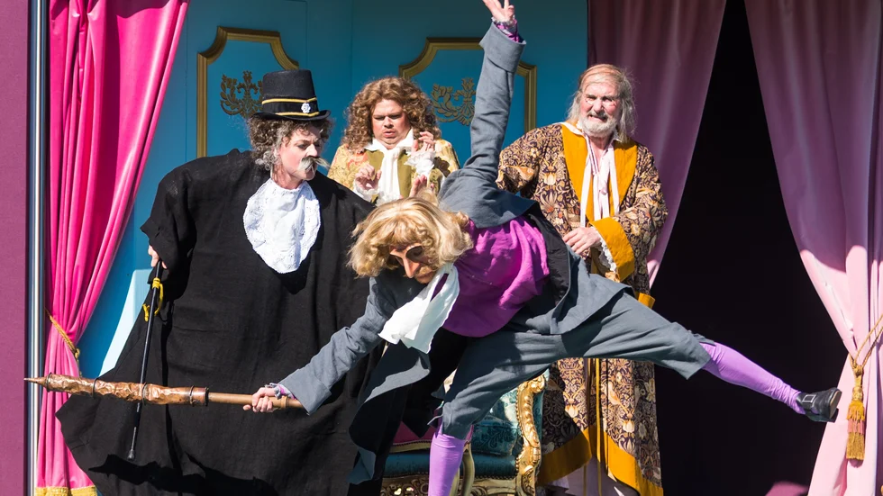 Molieres "Den inbillade sjuke" var Norrbottensteaterns sommarteater 2021.Från vänster Charlotte Lindmark, Alfred Tobiasson, Roger Storm och Erik Kaa Hedberg. 