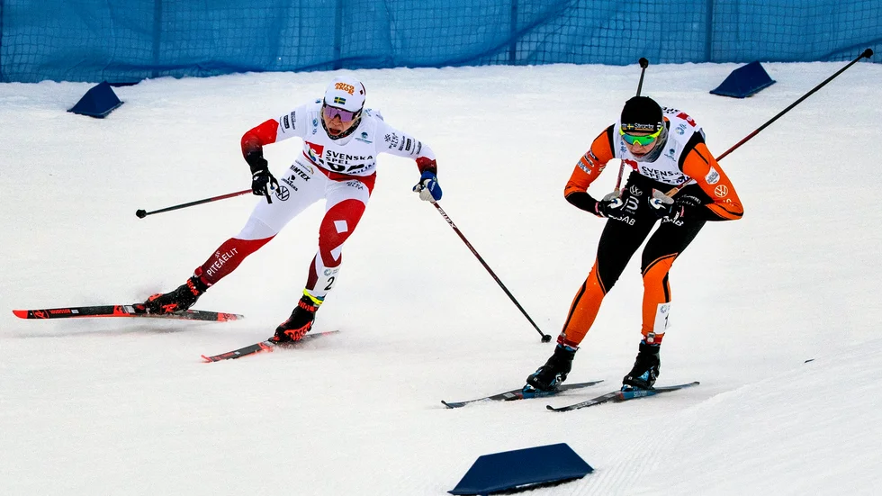 Jonna Sundling och Maja Dahlquist under damernas sprint i Skandinaviska cupen i helgen. Nu ställs den sista världscuptävlingen inför OS in på grund av coronapandemin. Arkivbild.