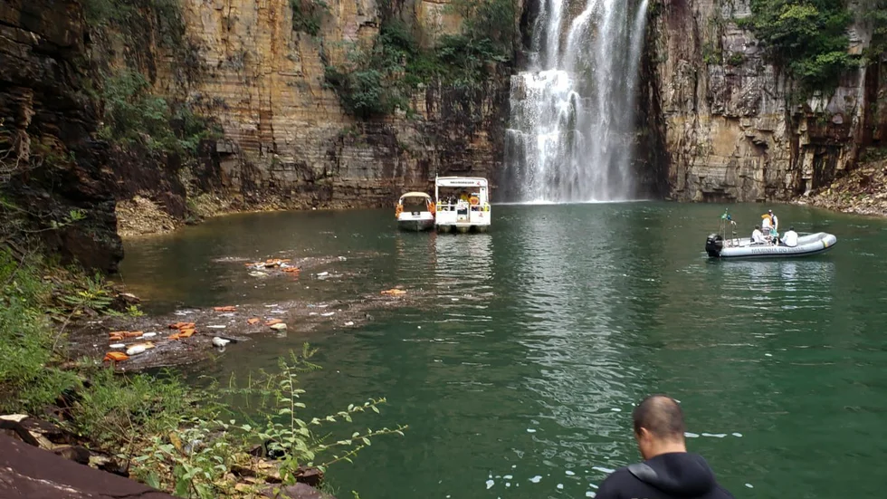 Räddningstjänsten letar efter saknade personer i vattnet efter det att ett klippblock rasat över flera turistbåtar i Brasilien.