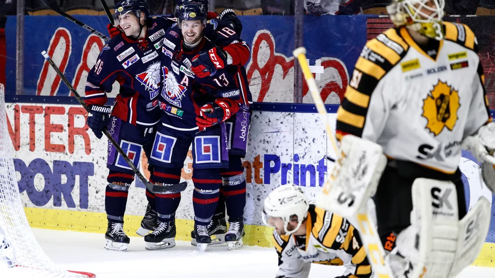 Nytt jubel. Senast AIK var i Östergötland föll man med 2–5. Under torsdagskvällen fick Linköping jubla på nytt efter att ha nollat AIK och skjutit tre puckar förbi Joni Ortio. Foto: Stefan Jerrevång/TT.