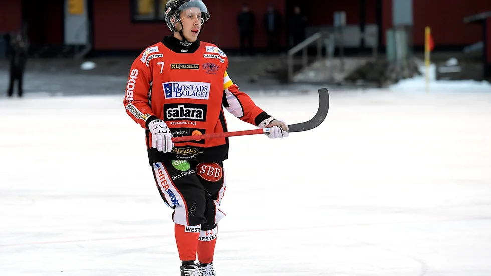 Tjust Bandys lagkapten Erik Skogh är rejält revanschsugen efter lagets senaste match och hoppas att Finspång får betala för det på tisdagskvällen.