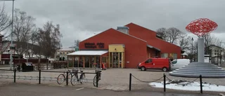 Tjänstemän på turné ska svara på frågor