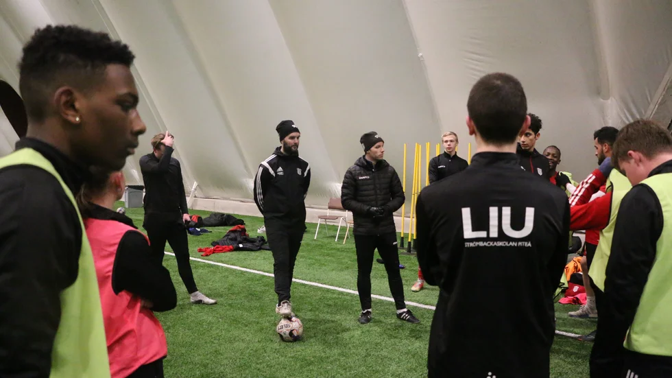 LIU står för lokal idrottsutbildning och i Piteå är det många elever på Strömbackaskolan som tagit chansen, här en fotbollslektion från förra terminen.
