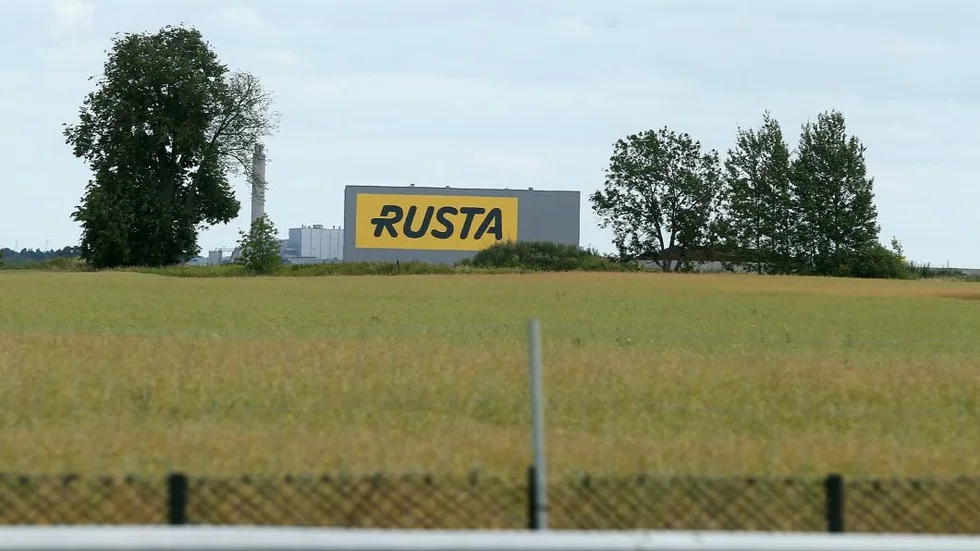 Dominerande skylt. Här är Rustas skylt fotograferad från E4. En anmälare anser att skylten stör alldeles för mycket.