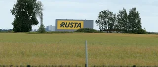 Rustas skylt upprör granne