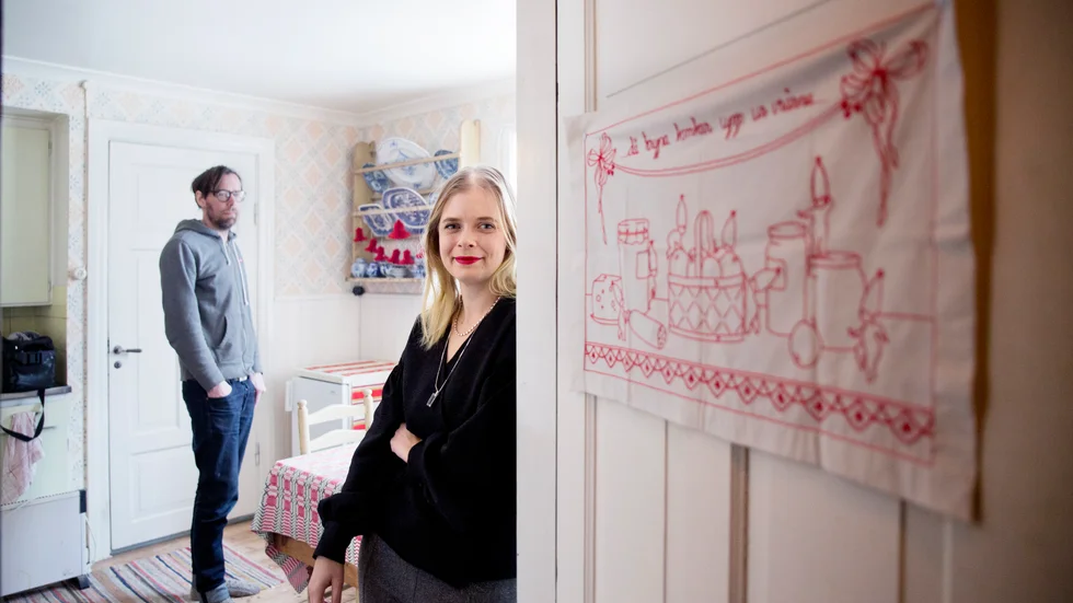 En del av versen från julsången "Midnatt råder" pryder dörren in till köket i Vänge. "Då krypa tomtar upp ur vrårna", står det på väggbonaden som Susanna Carlsten och Kalle Frisk har fått från hans mamma.