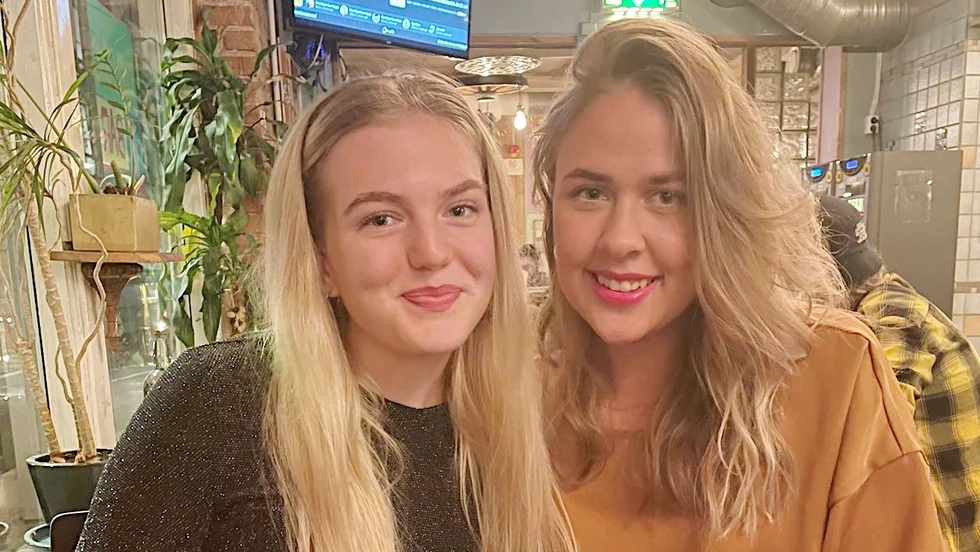 Paulina Karlsson från Linköping och Alice Dermé från Norrköping hjälpte en äldre kvinna som ramlat omkull på Rekrytgatan på lördagskvällen. Under hjälpinsatsen sökte polis efter kvinnan.