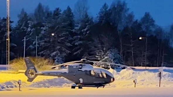En helikopter som inspekterade ledningsnätet tvingades landa i Gunnebo under söndagens snöoväder. En rolig syn för de anställda på Gunnebo Fastening - eftersom helikoptern landat på personalparkeringen. 