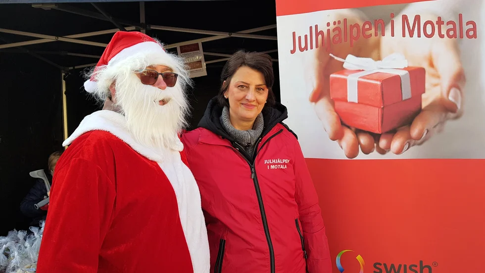Tomten och Danijela Acimovic stod vid Julhjälpens insamling under Sjöstadsjul.