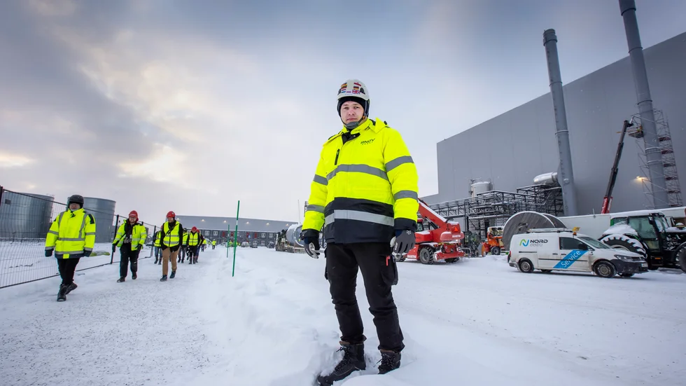 En strid ström av arbetare är på väg till sin lunchrast vid Northvolts fabriksområde, där Ruslan Piven arbetar.