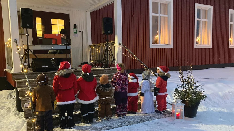 Små tomtar, pepparkaksgubbar och tärnor firade jul utomhus i Blåsmark.