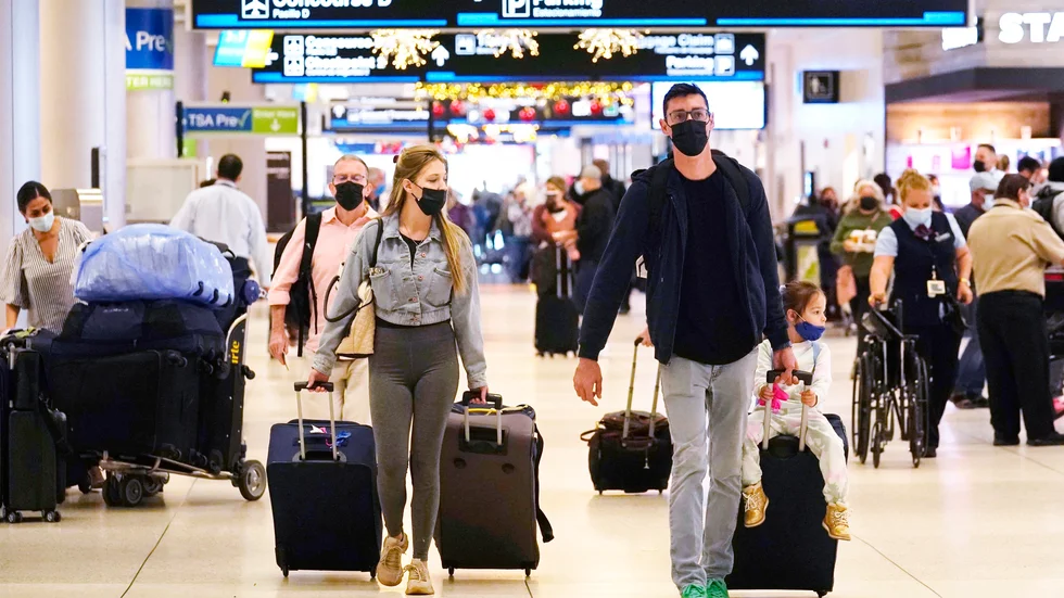 Kaos råder på många flygplatser i USA, där avgångar ställts in på grund av vinterväder och covidsmitta.