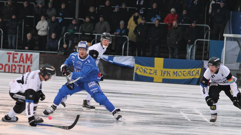 IFK Motala försöker dra i gång ett anfall genom speluppläggaren Anders Persson. IFK fick en trög start på nya året med 0-3-underläge redan efter dryga 20 minuter. Efter det orkade inte IFK resa sig utan förlorade streckmatchen mot Sirius.