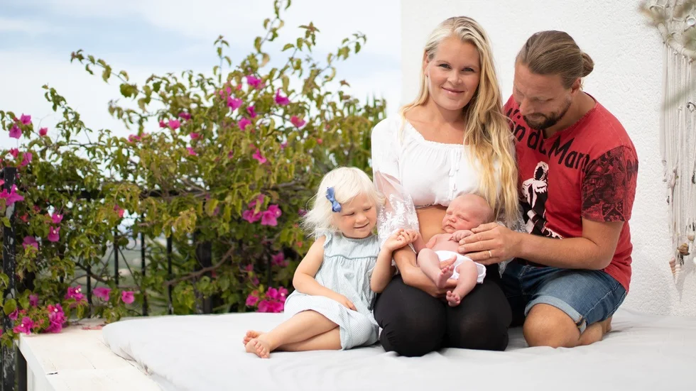 Familjen Klaamas och Pedersen finner mer tid tillsammans sedan de lämnade Sverige. Här är dem hela familjen i Orba, Spanien. Aurora 4 år, Melanie 35 år, Indigo 7 månader och Tobias 40 år.
