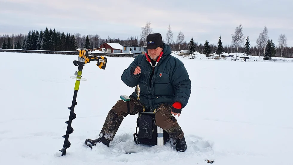 Peter Bäckström har just fått en fisk på kroken.