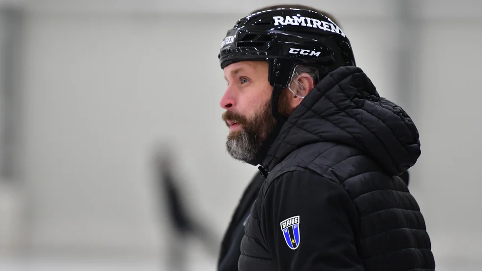 Siriustränaren Oskar Robertson ser fram emot att börja spelar matcher igen.