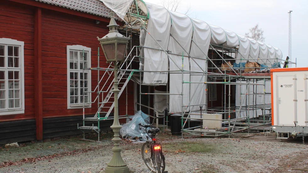 Himmelstalunds brunnssalong får just nu ett nytt tak, efter att det börjat regna in.