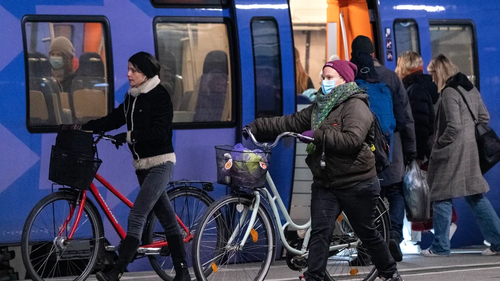 Krav på negativt covidtest vid inresa och sittplats vid kollektivtrafikresor över 15 mil införs den 28 december, meddelar Folkhälsomyndigheten. Arkivbild.