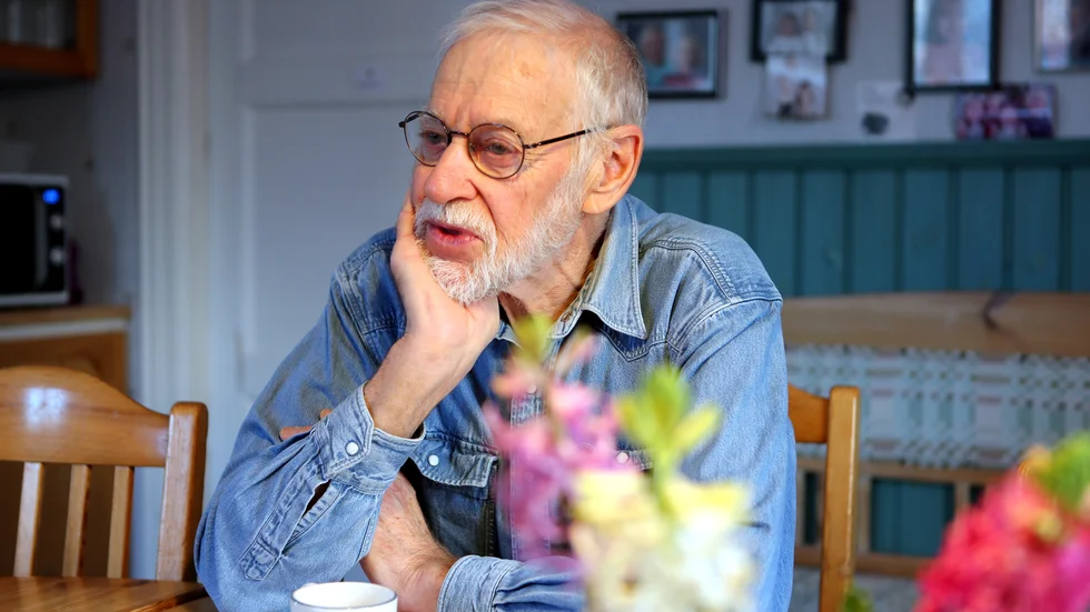 Roland Olsson, Astäuen, ger ut boken "Hundre versar".