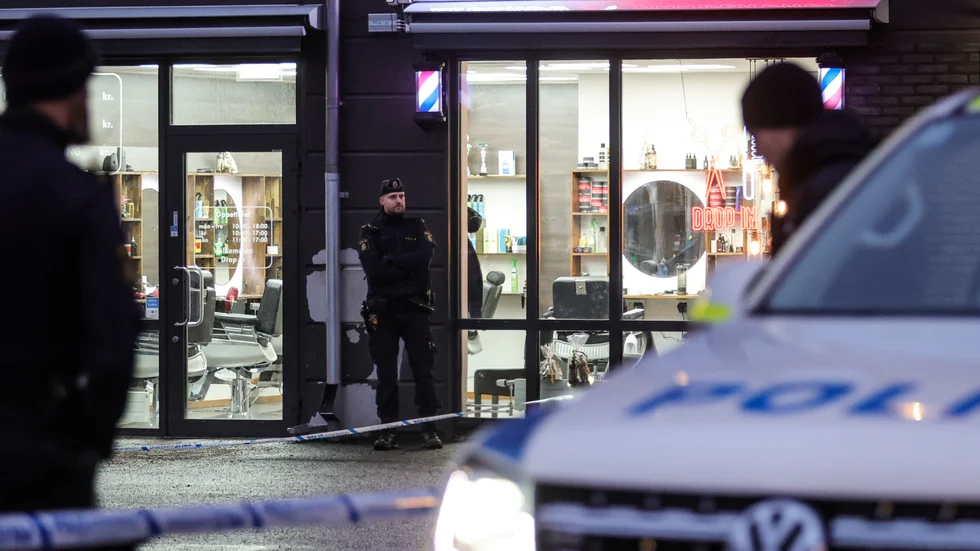 Området kring en frisörsalong på Hisingen i Göteborg spärrades av efter att en skottskadad person har hittats.