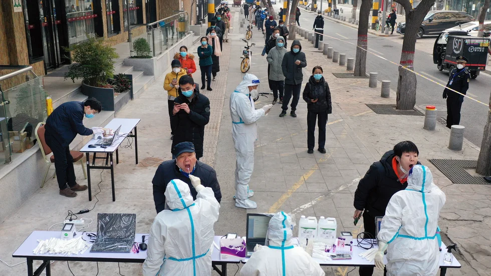 Invånare i Xi'an köar för covidtest den 2 januari.