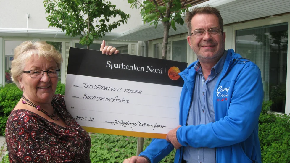 24 000 kronor. Checken till Barncancerfonden överlämnas till Per-Erik Lindgren, representant för Barncancerfonden, av Laila Cederqvist, född och uppväxt i byn men boende i Umeå.