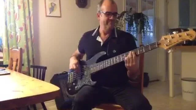 Hans Nyström bluesar i köket.
