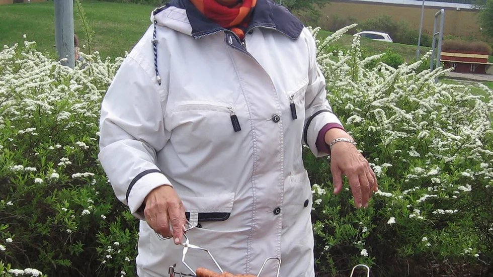 Grillmaster. Harriet Asplund skötte korvgrillandet.